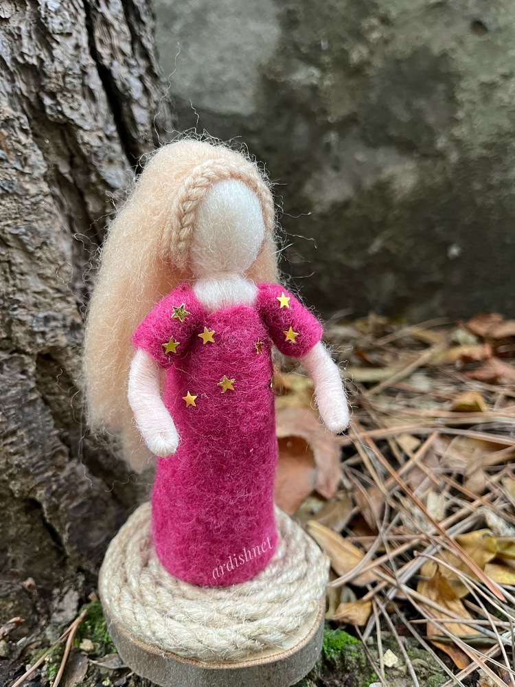 Pembe elbiseli keçe kız