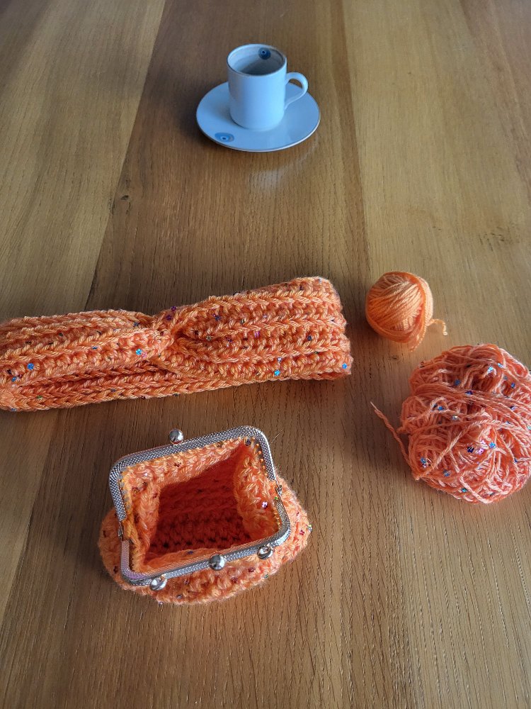 Turuncu Pullu Örgü Set – Cüzdan, Saç Bandı ve Kulaklık Kılıfı