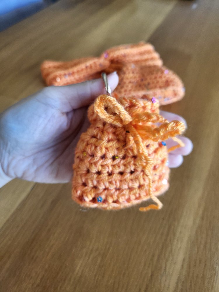 Turuncu Pullu Örgü Set – Cüzdan, Saç Bandı ve Kulaklık Kılıfı