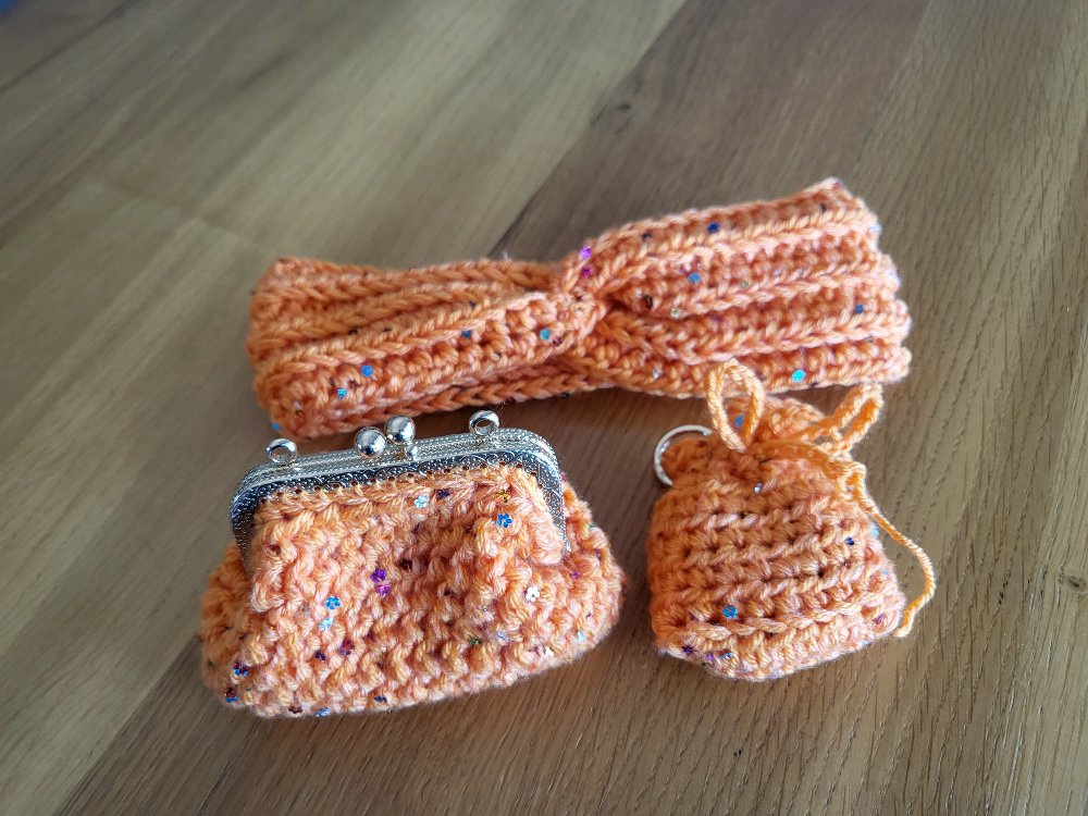 Turuncu Pullu Örgü Set – Cüzdan, Saç Bandı ve Kulaklık Kılıfı