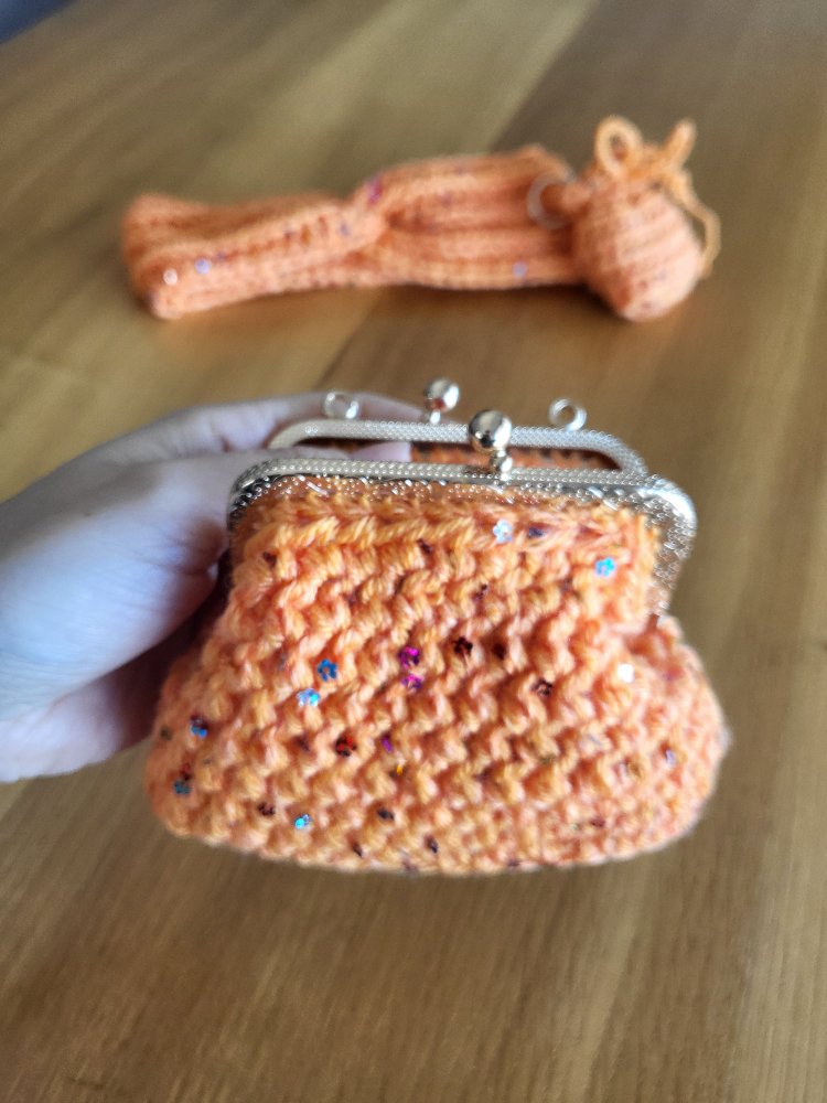 Turuncu Pullu Örgü Set – Cüzdan, Saç Bandı ve Kulaklık Kılıfı