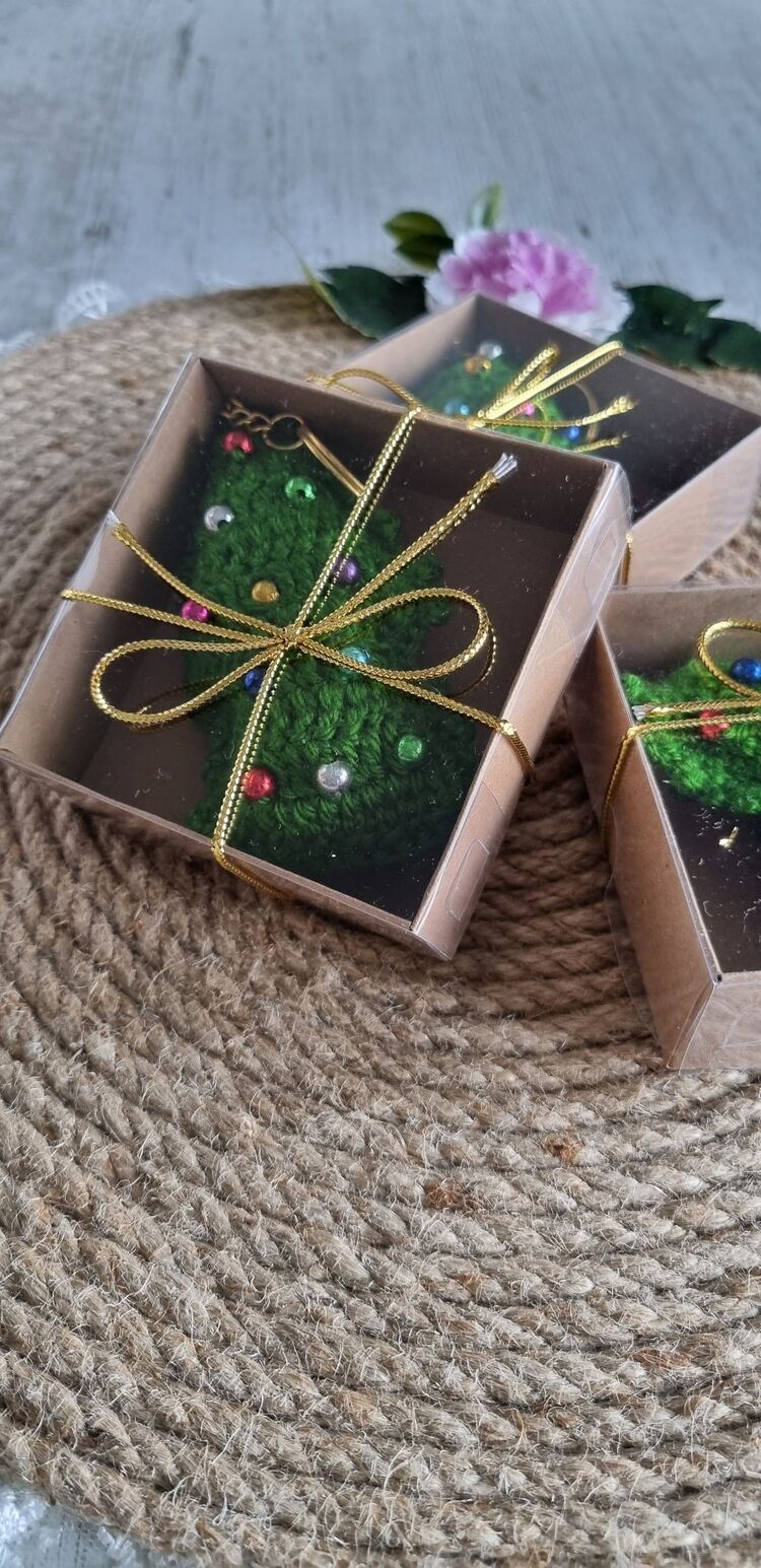 Özel kutusunda hediyelik el örgüsü noel ağacı anahtarlık(3 adet)