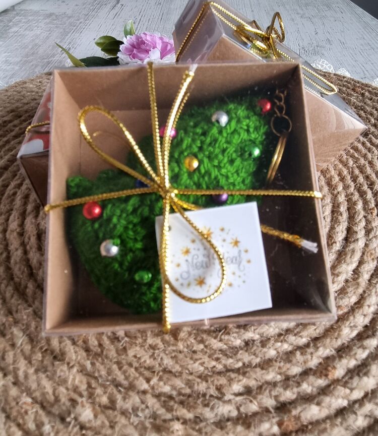 Özel kutusunda hediyelik el örgüsü noel ağacı anahtarlık(3 adet)
