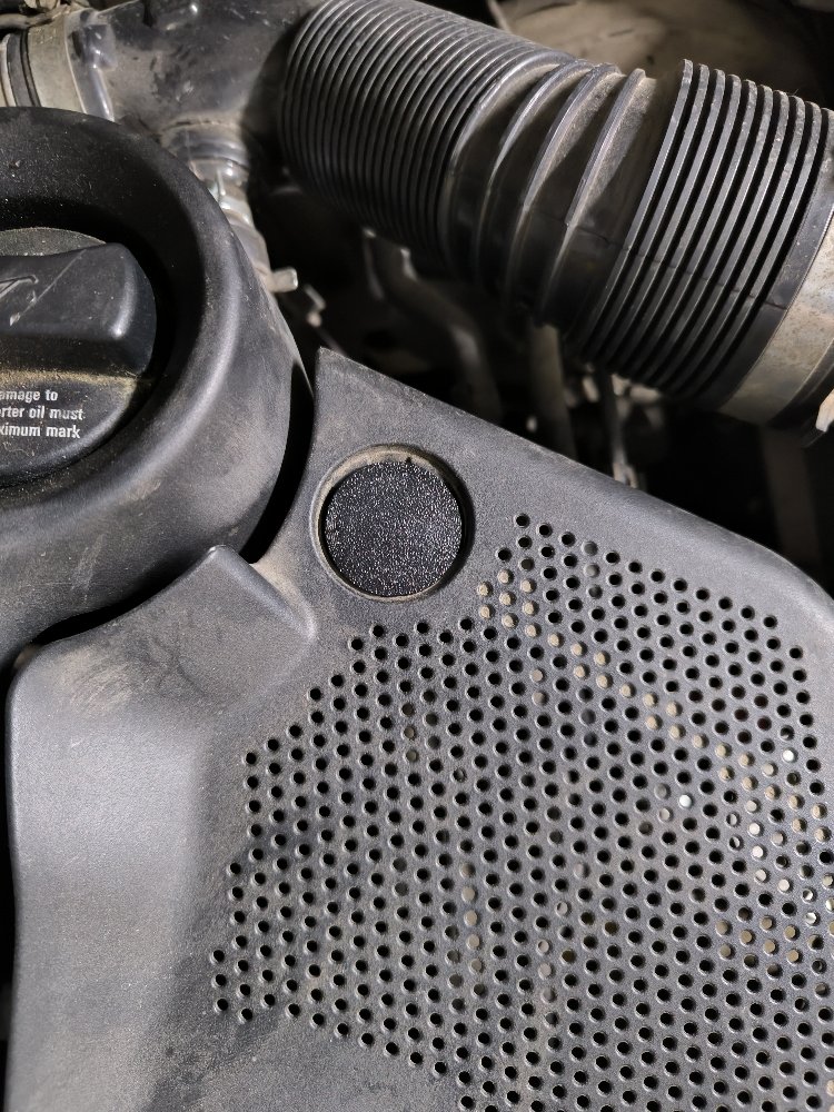 Volkswagen Bora motor üst plastik tapası