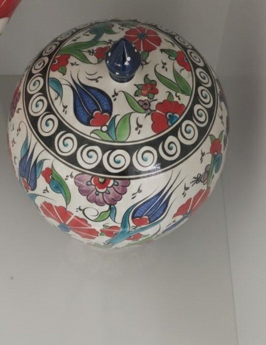Çini işlemeli kapaklı vazo