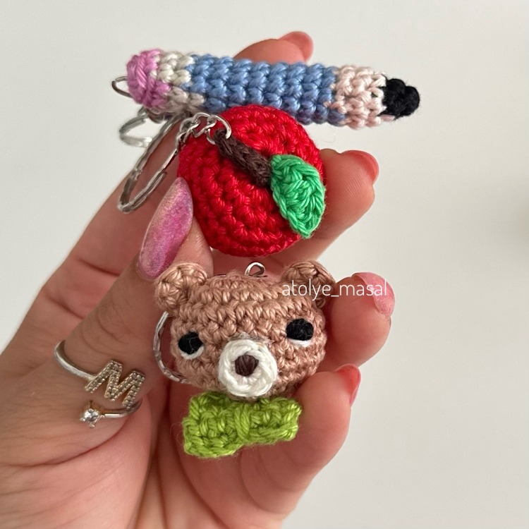 Mini Amigurumi Anahtarlık Seti – Elma, Ayıcık, Kalem | Cute Handmade Charms