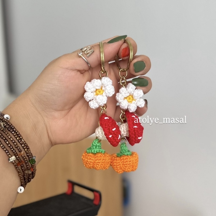 Amigurumi Balkabağı Mantar ve Çiçek Detaylı Anahtarlık 