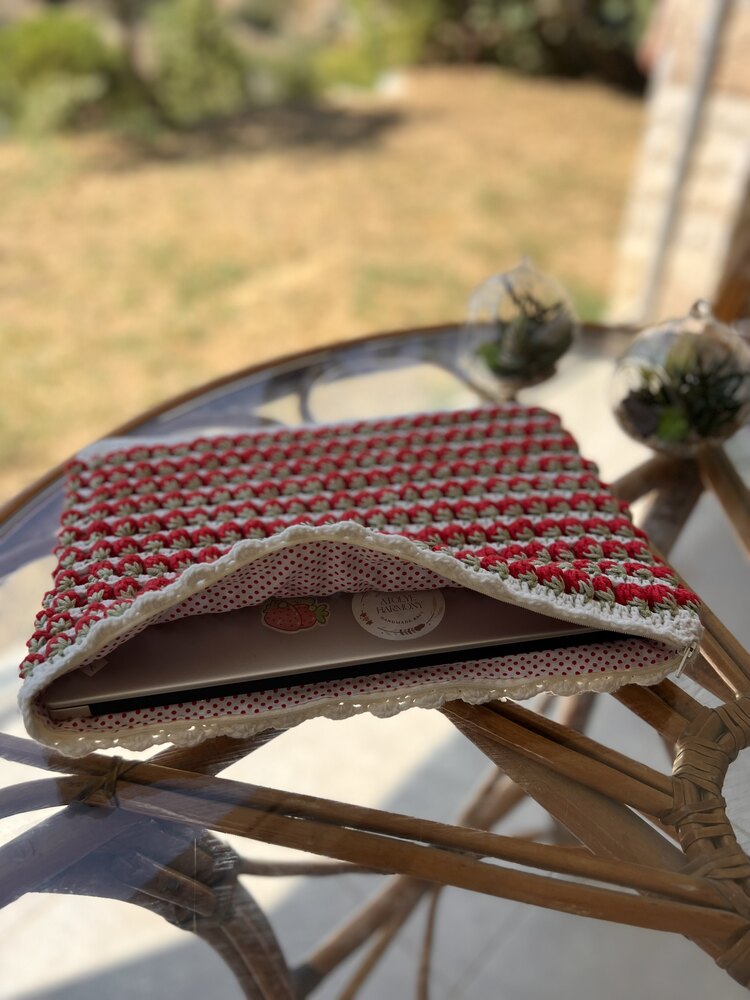 Çilek Motifli Örgü Laptop Kılıfı