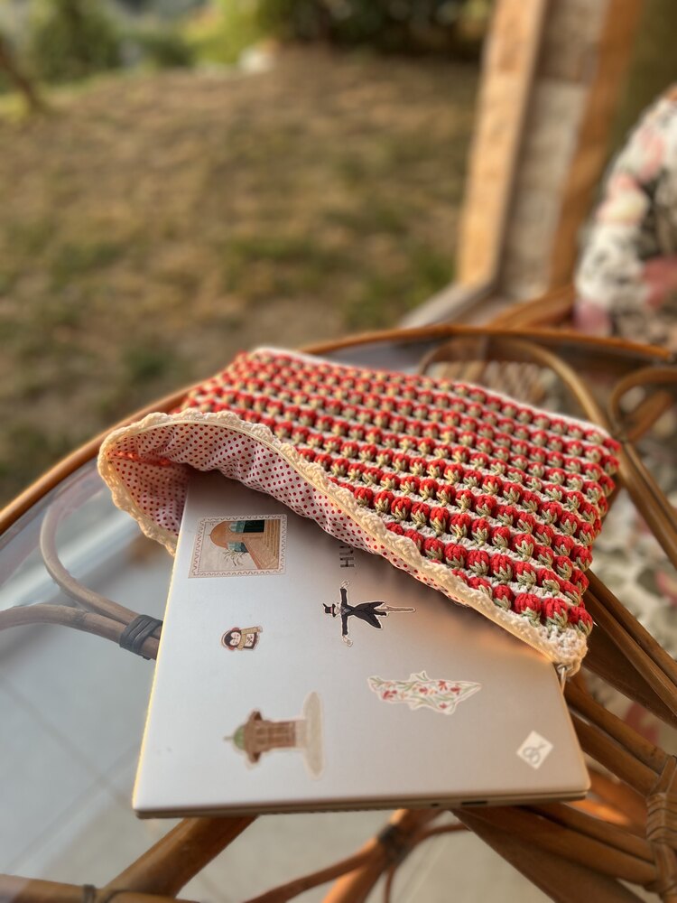 Çilek Motifli Örgü Laptop Kılıfı