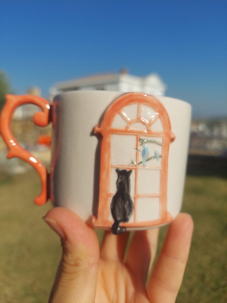 Pencere Önünde Kuşları İzleyen Siyah Kedili Kupa - 200 ml