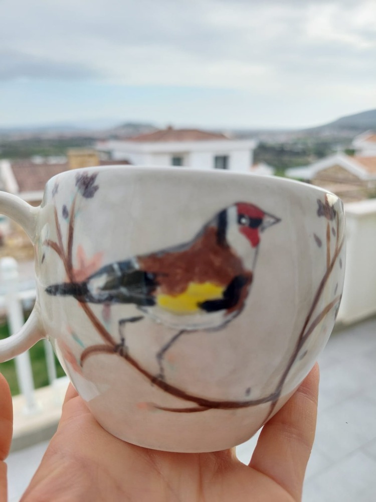 El Boyama SAKA Kuşu Desenli Kupa- 250ml-Kırık Beyaz Zemin
