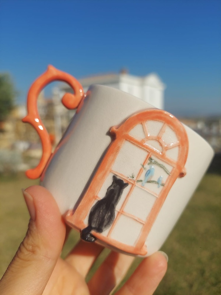 Pencere Önünde Kuşları İzleyen Siyah Kedili Kupa - 200 ml