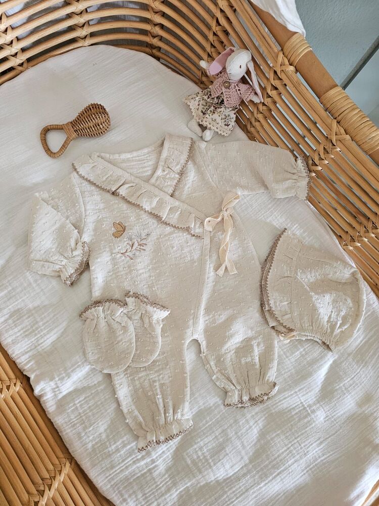 vintage bej kumaştan kız bebek tulum seti
