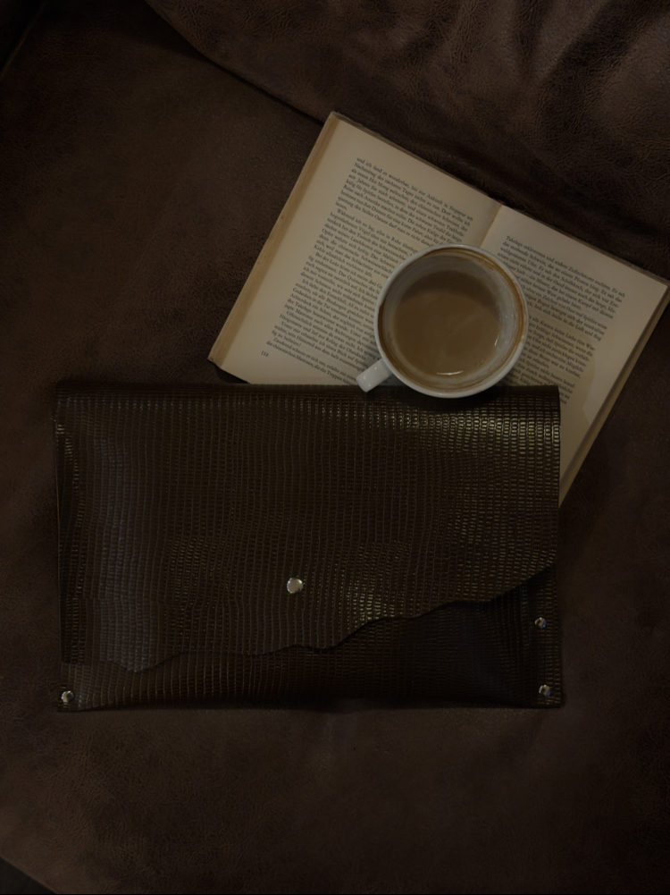 ATRA PLI 01 — BRUNE Deri Laptop Kılıfı