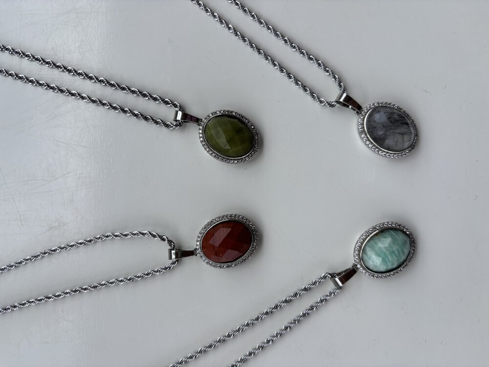 Amazonit, Jasper, Labradorit, Kuvars, Yeşim, Çilek Kuvars, Unakit Kolyeler