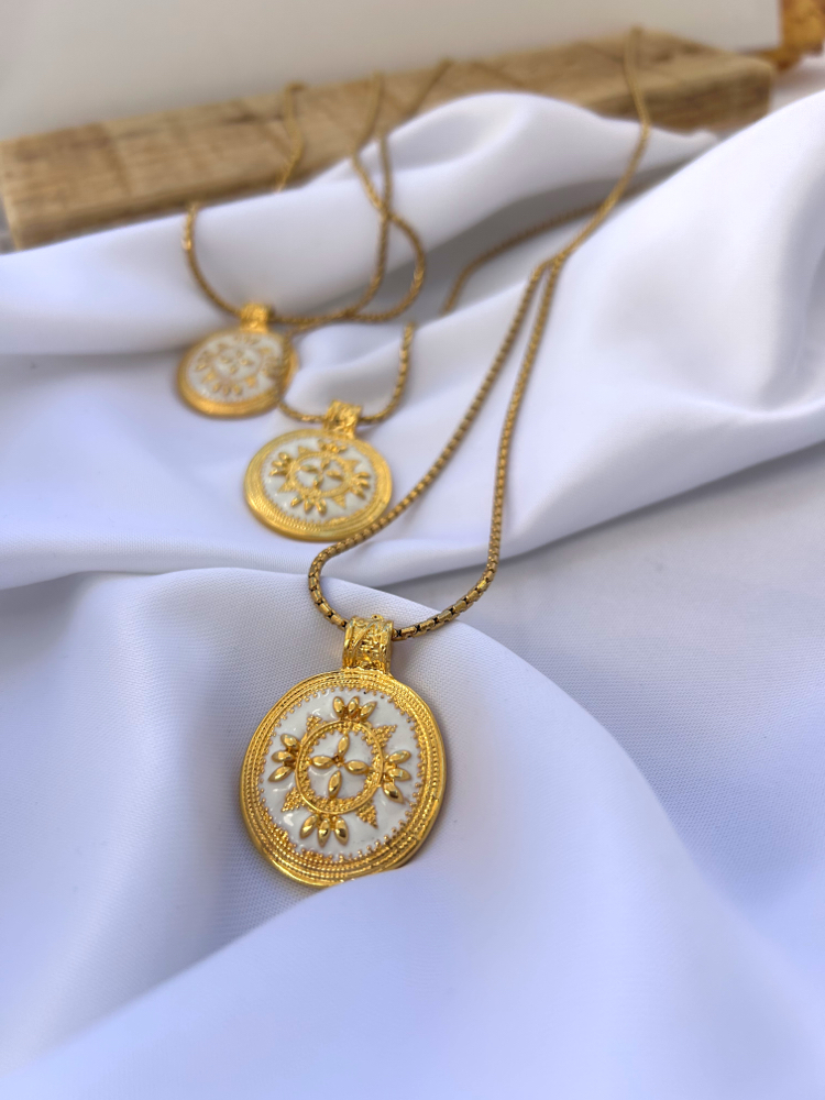 Verdana Beyaz gold uzun madalyon kolye