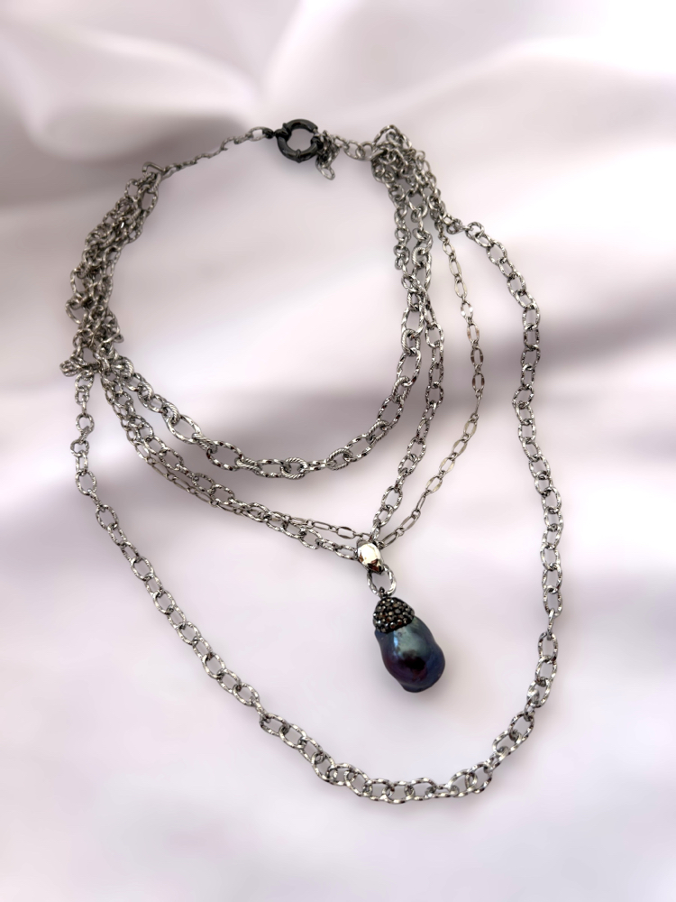 Midnight pearl necklace 