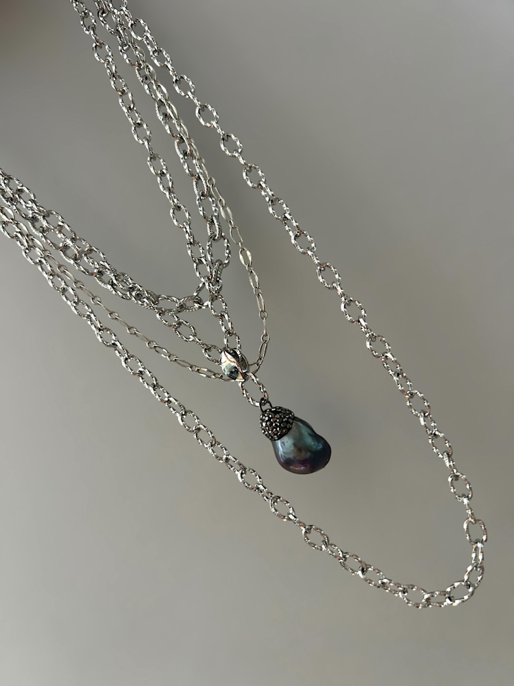Midnight pearl necklace 