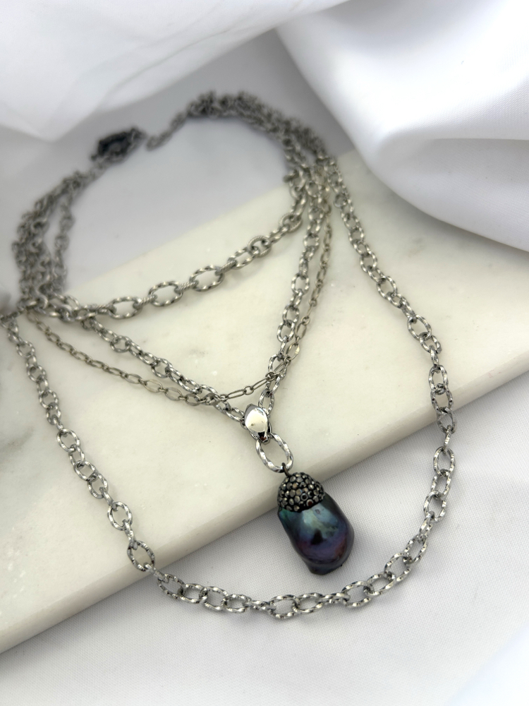 Midnight pearl necklace 