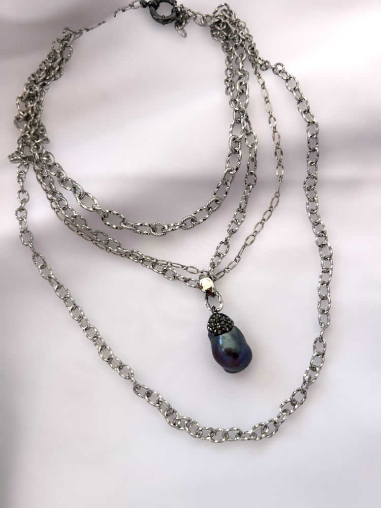 Midnight pearl necklace 