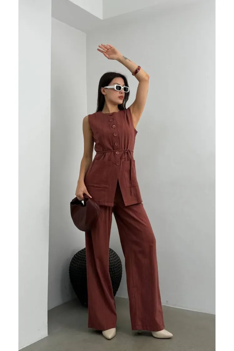 düğmeli kuşaklı keten takım bordo