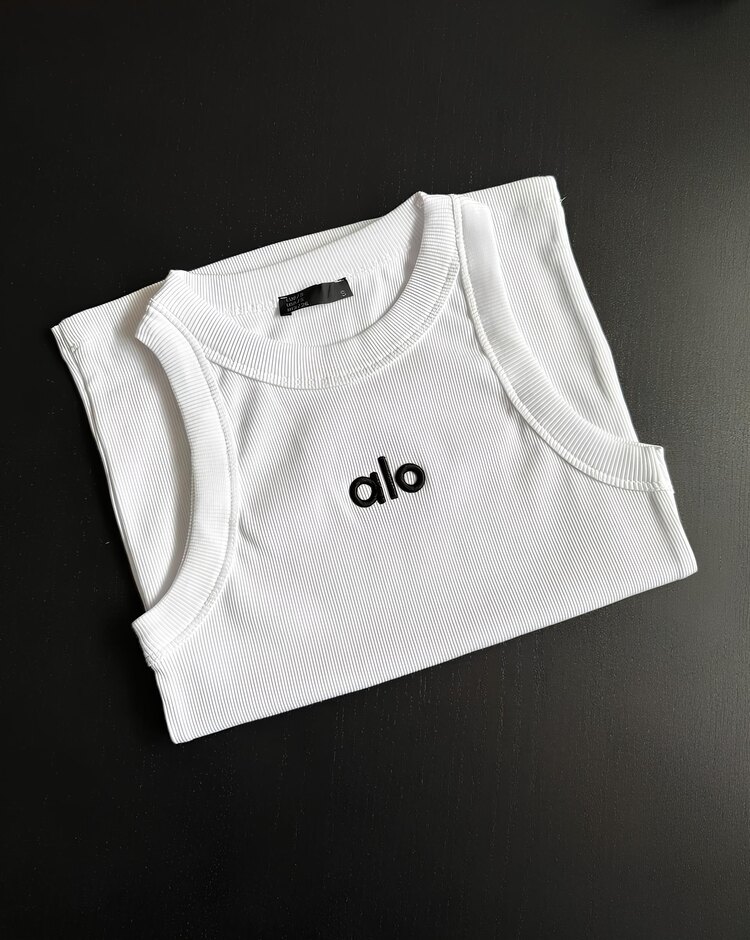 Alo Yoga Atlet Beyaz Nakışlı Logo Kaşkorse (Slim Fit)