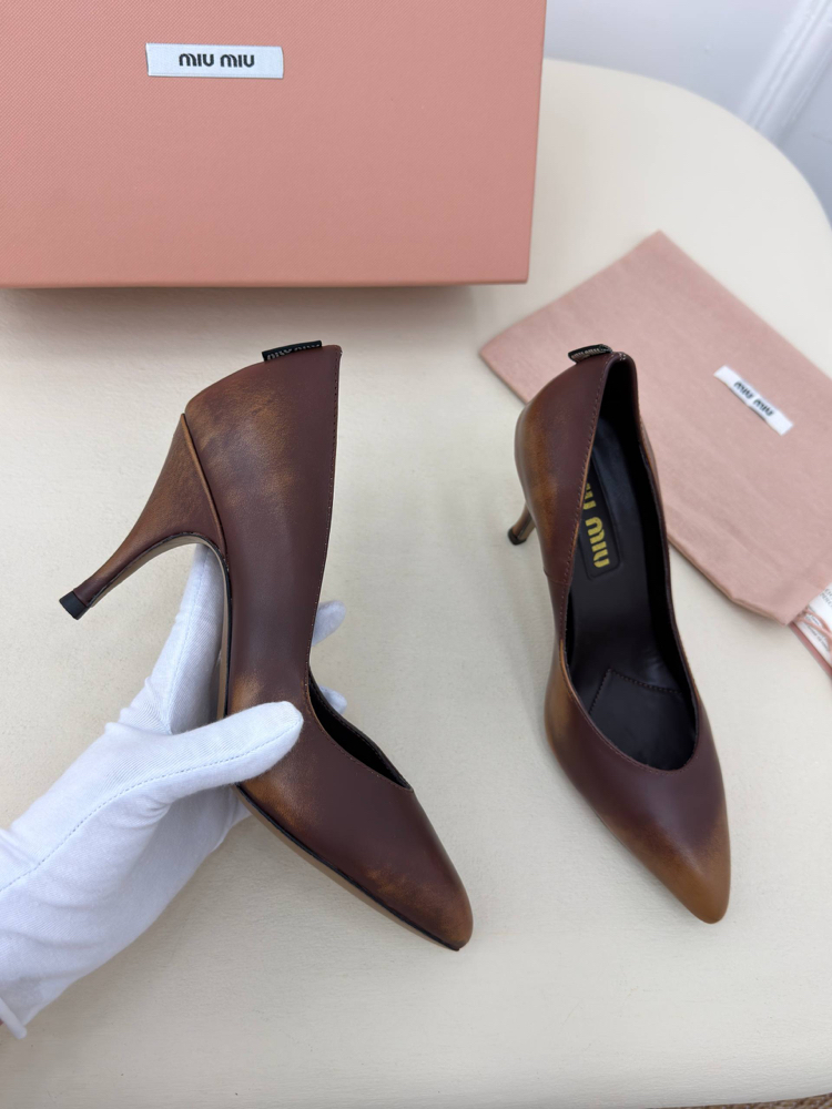 Miu Miu Waxed Calfskin Pointy Toe Pump Vintage (Premium)