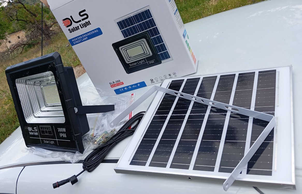 ☀300W Güneş enerjili led projektör