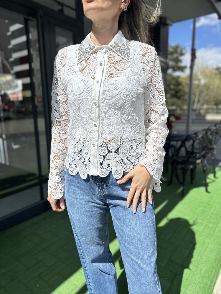 Güpürlü saten yaka gömlek
