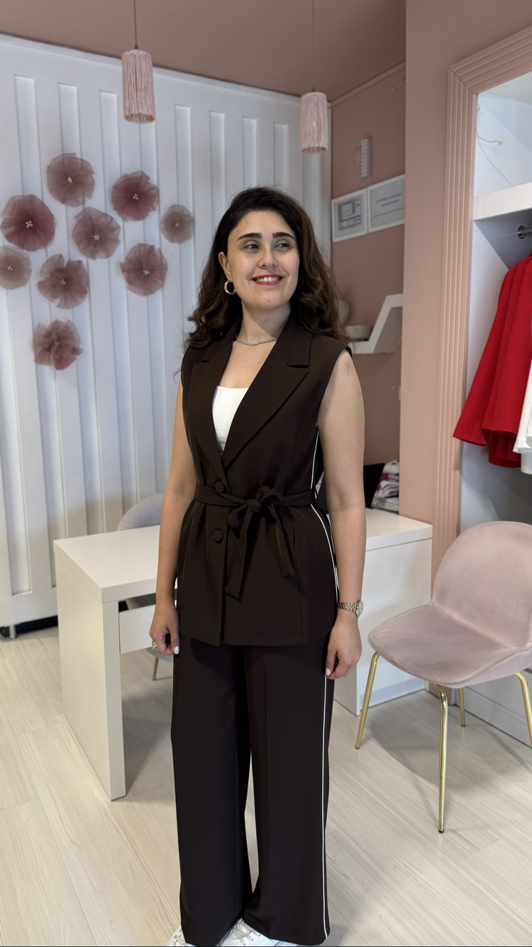 Kahve Şerit Detaylı Yelekli Takım