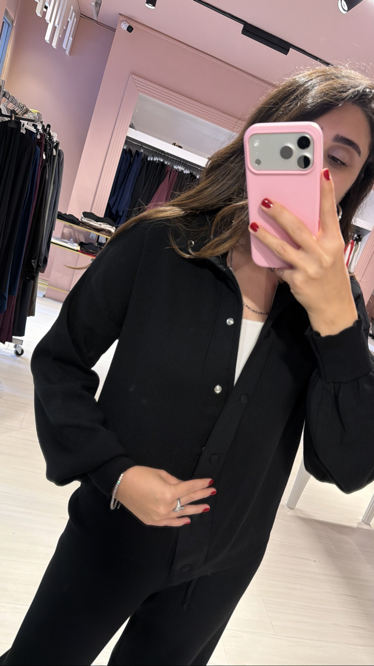 Siyah Kaplama Düğmeli Çıtçıtlı Ceketli Triko Takım 
