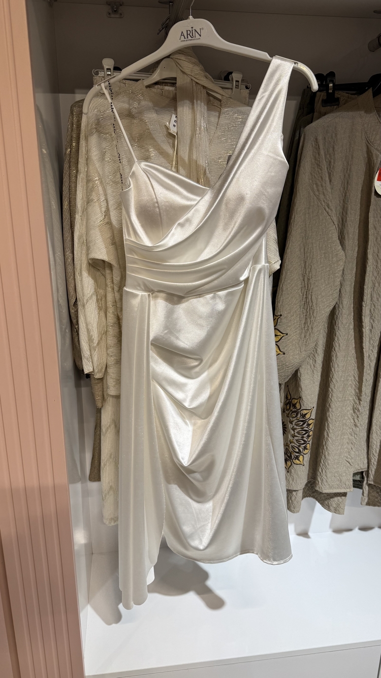 Drape Detaylı Beyaz Elbise
