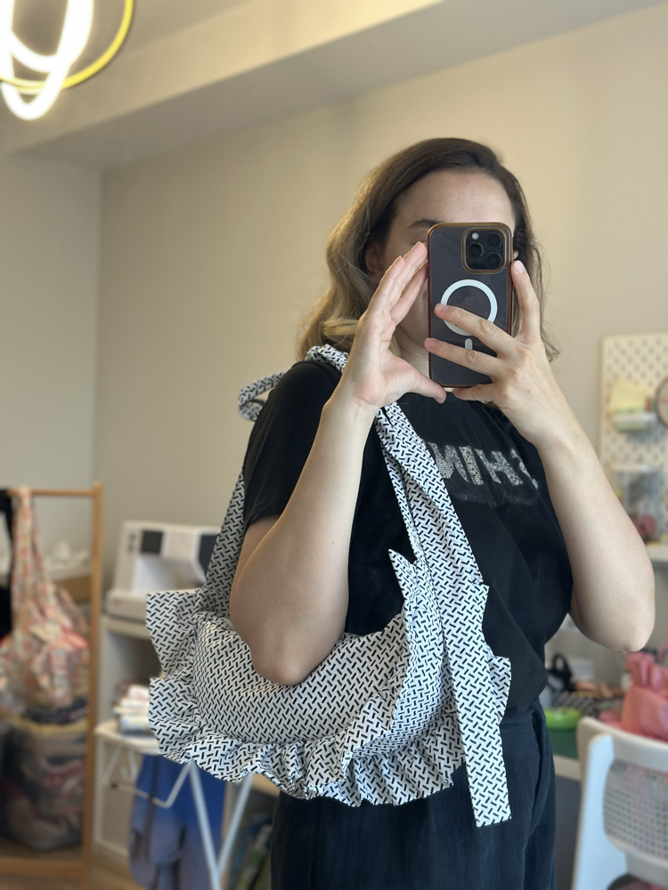 Siyah beyaz fırfırlı moonbag