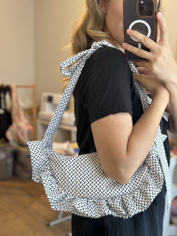 Siyah beyaz fırfırlı moonbag