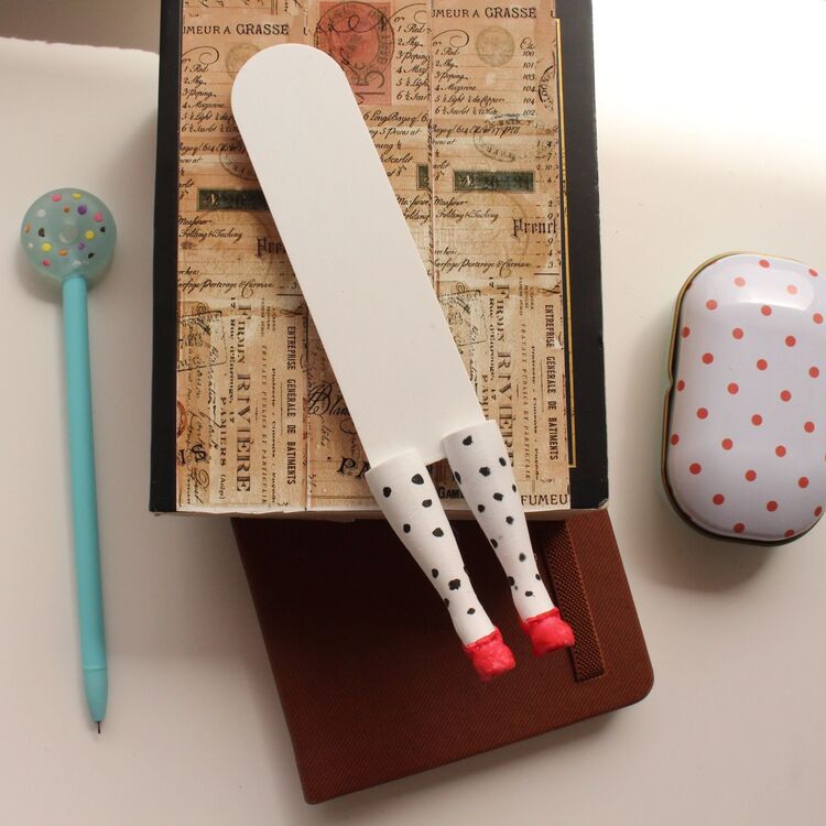 modern beyaz kitap ayracı kırmızı ayakkabılı 