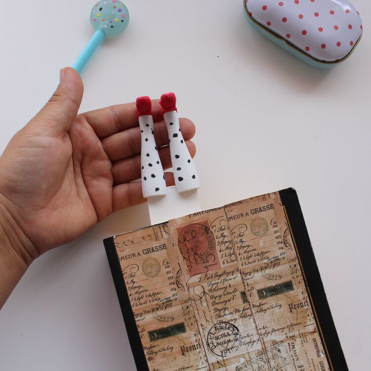 modern beyaz kitap ayracı kırmızı ayakkabılı 