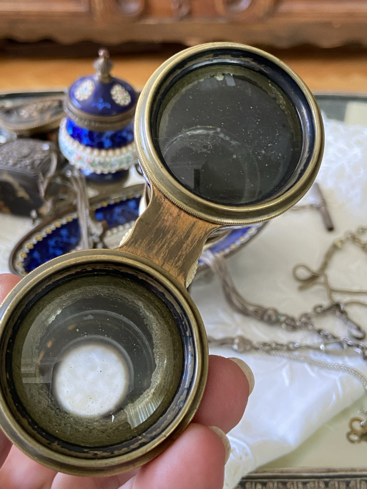 Londra üretimi, kemik (bone) okülerli ve kobalt mavi mine dekorlu opera dürbünü.