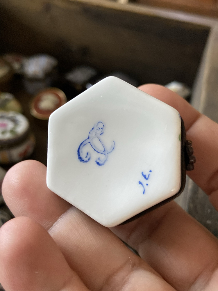 Altıgen Çiçek Desenli Porselen Minyatür Kutu