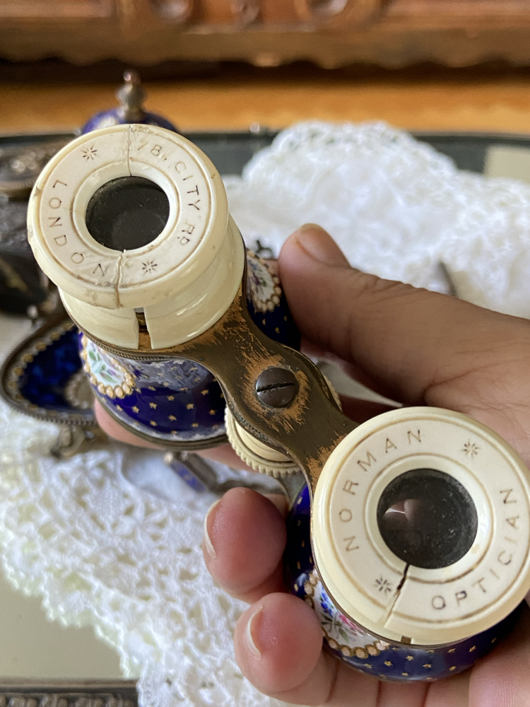 Londra üretimi, kemik (bone) okülerli ve kobalt mavi mine dekorlu opera dürbünü.