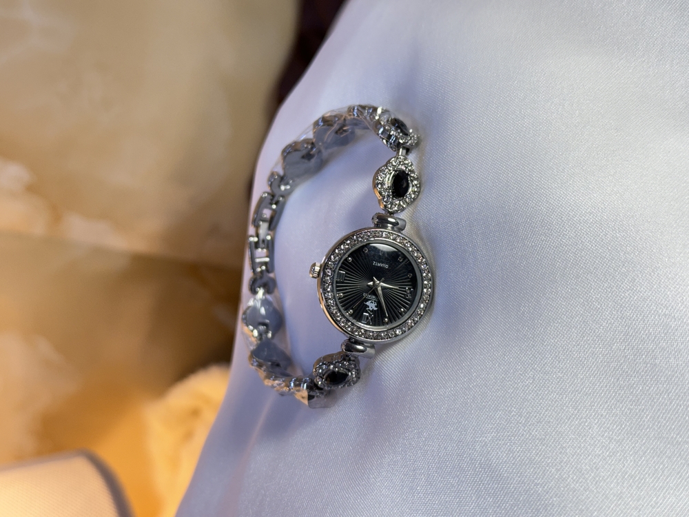 SWAROVSKİ SİYAH İNCİ KADIN KOL SAATİ