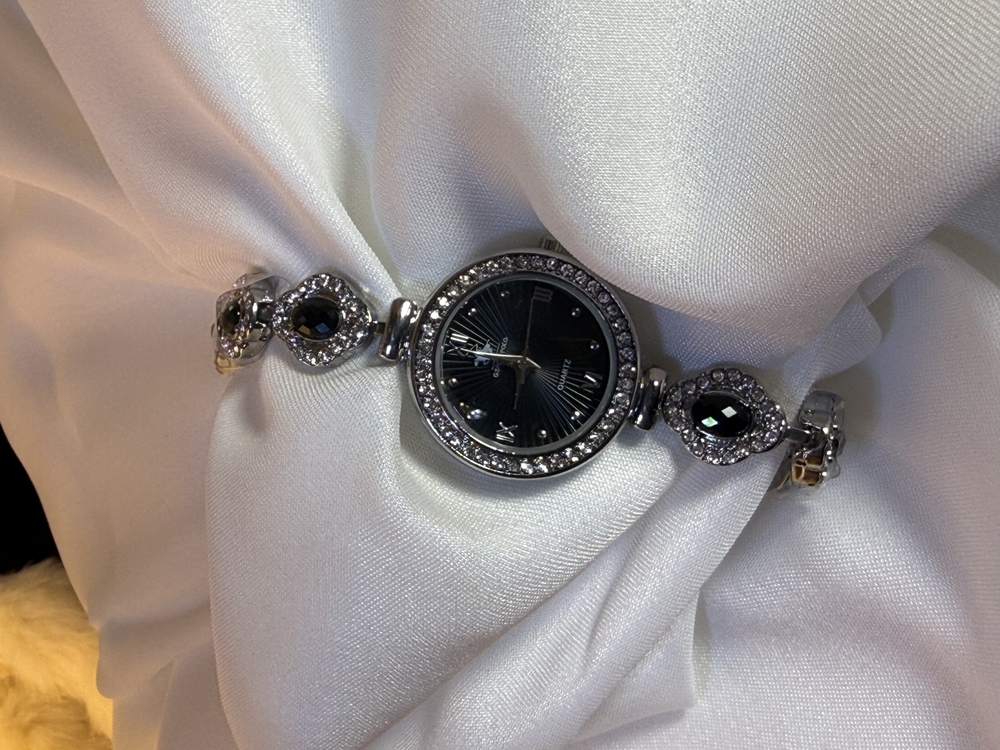 SWAROVSKİ SİYAH İNCİ KADIN KOL SAATİ