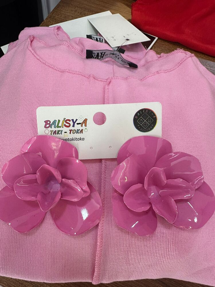 Pembe Çiçek Detaylı Küpe