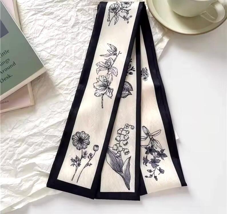 Siyah Çiçek Detaylı Toka