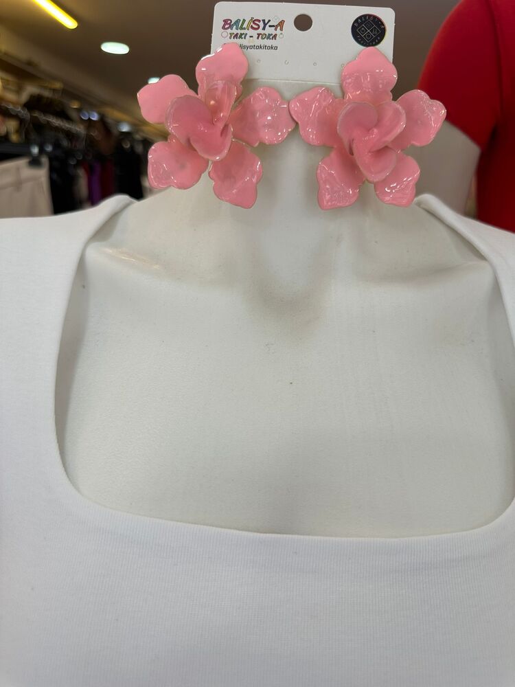 Toz Pembe Çiçek Detaylı Küpe