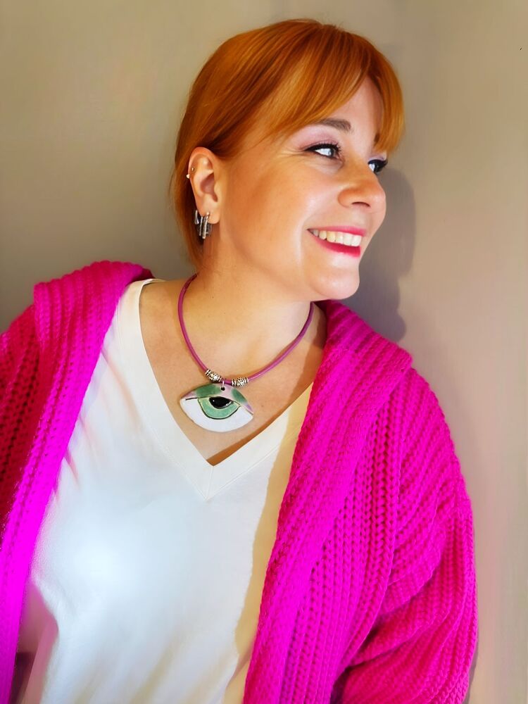 Lila göz, derili kısa kolye