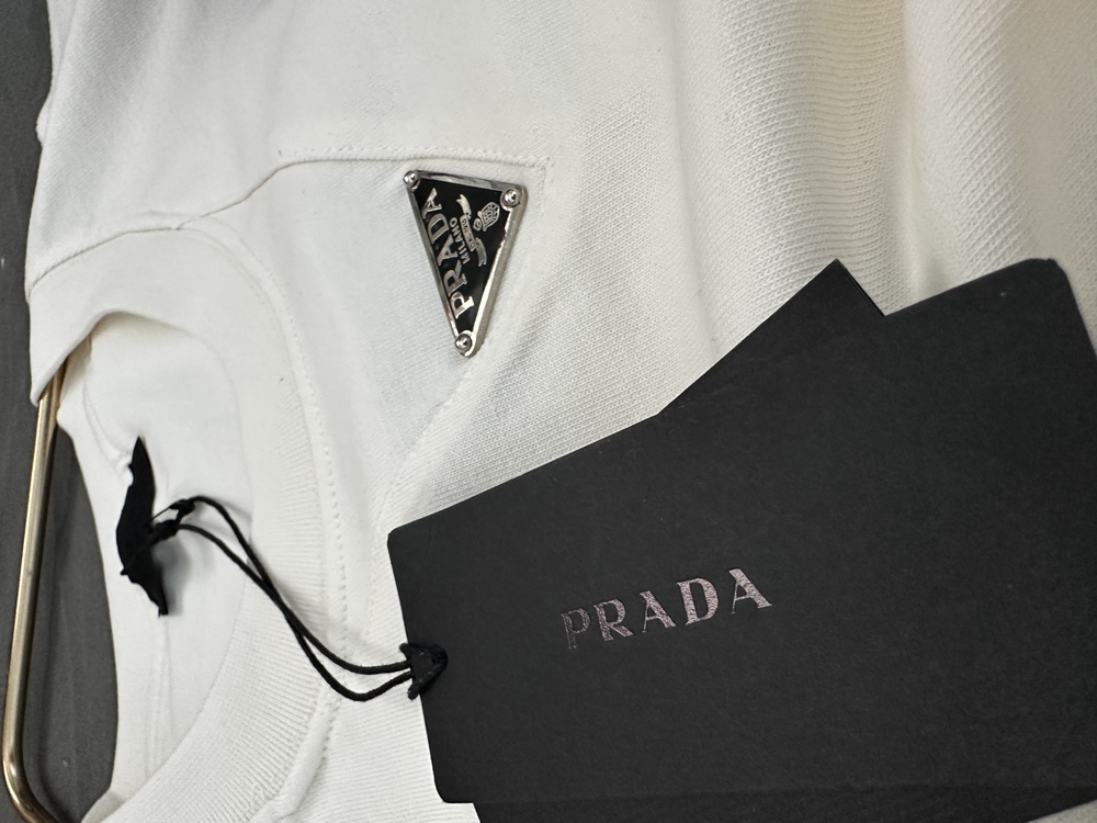 Prada yaka detay tshirt