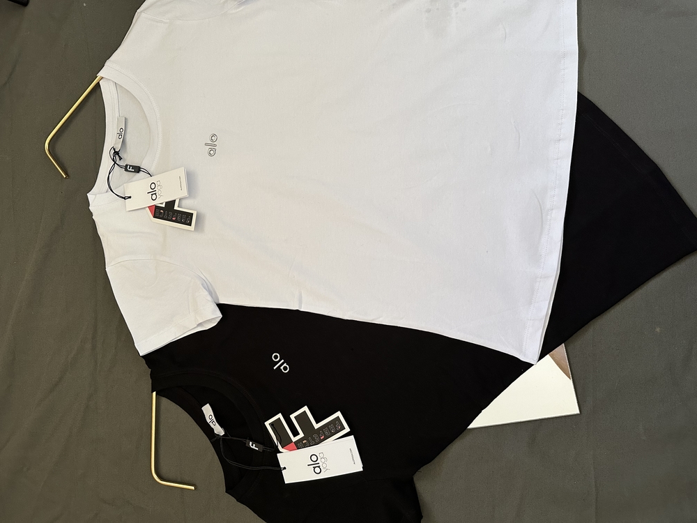 Alo yoga tshirt