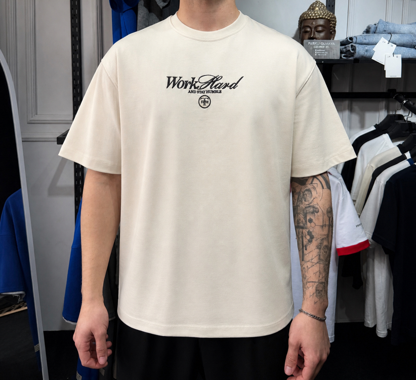 Old Money “Work Hard” Yarı Oversize T-Shirt (Krem)