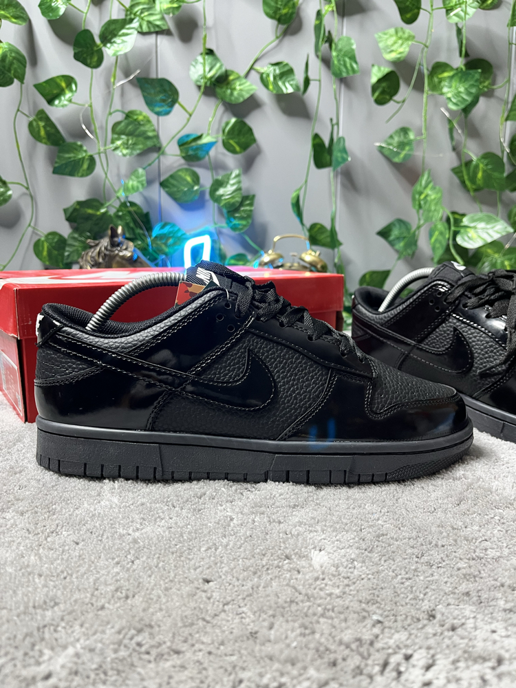 Nike Dunk Low. Parlak siyah