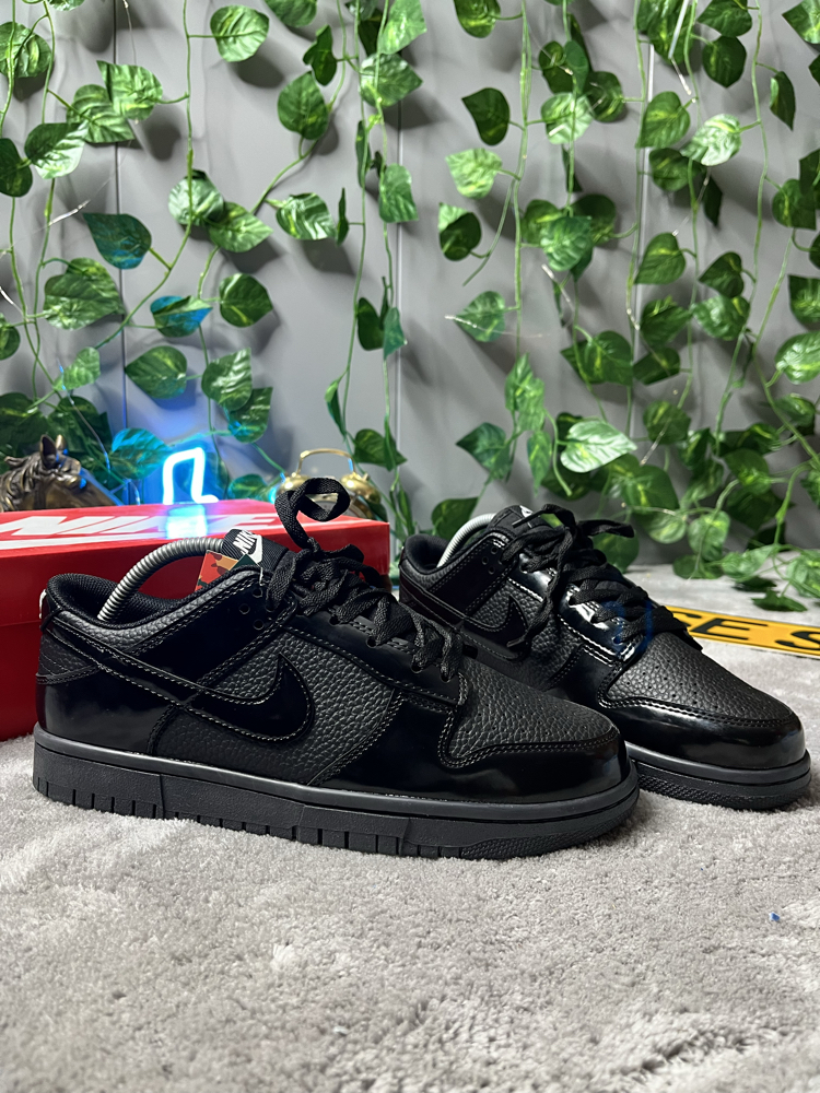 Nike Dunk Low. Parlak siyah
